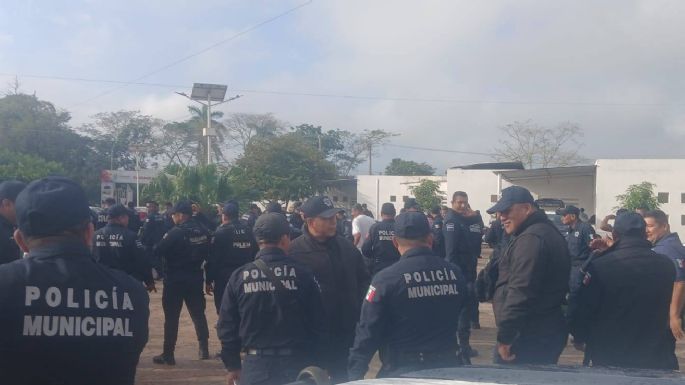 Policías de Cunduacán, Tabasco, protestan para exigir aumento salarial y prestaciones