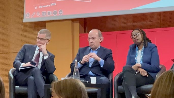 Gritan “¡asesino!” y “¡lárgate!” a Felipe Calderón durante un foro en París (Video)