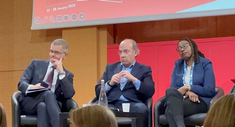 Gritan “¡asesino!” y “¡lárgate!” a Felipe Calderón durante un foro en París (Video)