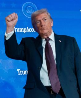 Trump felicita al COI por "prohibir la participación de hombres en los deportes femeninos"