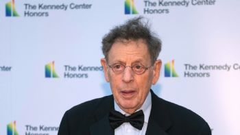 Philip Glass cancela estreno de sinfonía en el Centro Kennedy en protesta contra Trump
