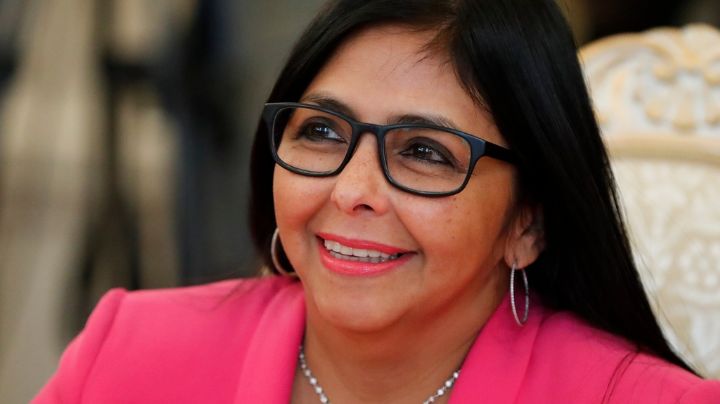 Delcy Rodríguez, cercana a Maduro, podría ser presidenta interina de Venezuela, dice la Constitución
