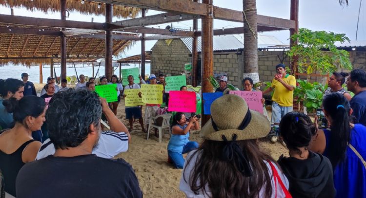 Denuncian incursión de "Cártel del Despojo" y policías en Playa Salchi para despojar a defensor