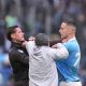 Napoli vence 2-0 a la Lazio, pero el partido acaba en caos con tres tarjetas rojas (Video)