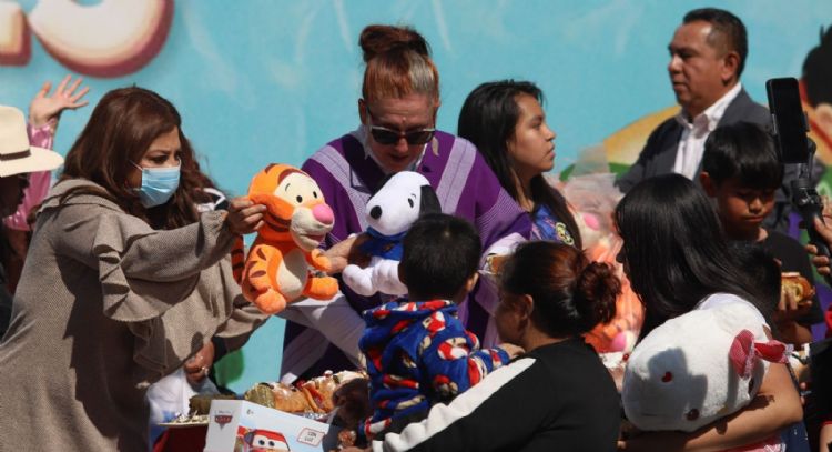 Brugada reparte Mega Rosca de 400 metros y 15 mil juguetes por Día de Reyes
