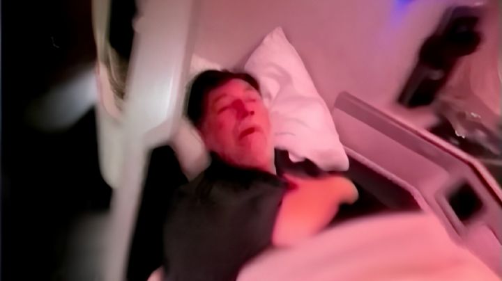 Captan a Fernández Noroña durmiendo en primera clase en su vuelo de regreso de Italia