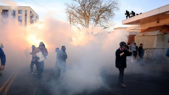 Alcalde de Portland exige que ICE abandone la ciudad después de que agentes gasearon a manifestantes