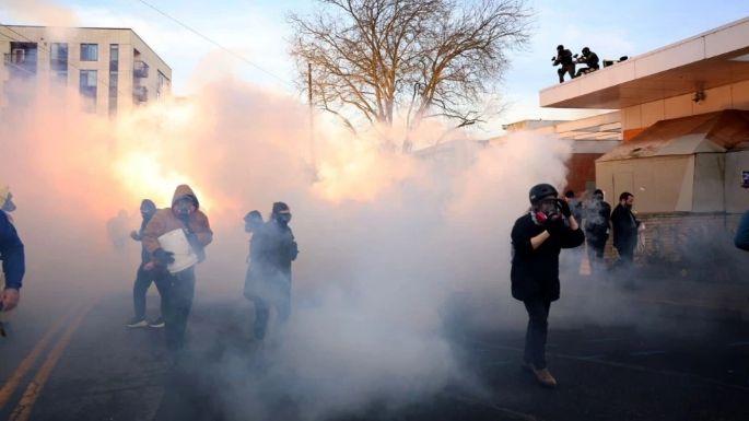 Alcalde de Portland exige que ICE abandone la ciudad después de que agentes gasearon a manifestantes