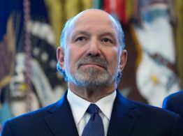 Secretario de Comercio de EU admite reuniones con Epstein que contradicen declaraciones previas