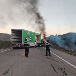 Reportan un nuevo bloqueo en la carretera Mazatlán-Tepic