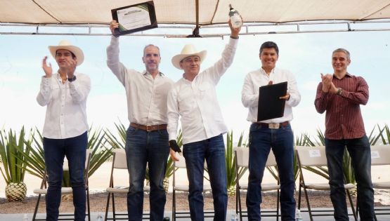 Gobernador Durazo posiciona al bacanora como bebida premium internacional con primeras certificaciones