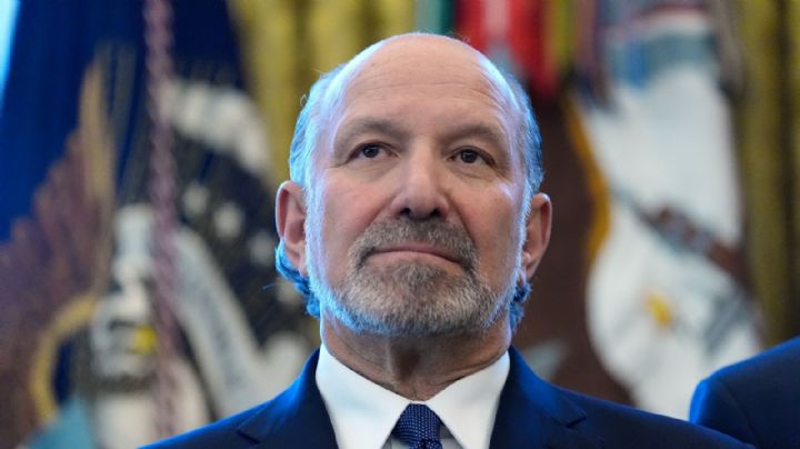 Secretario de Comercio de EU admite reuniones con Epstein que contradicen declaraciones previas