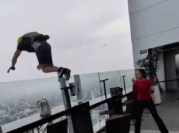 ¿Quién es el hombre que saltó en paracaídas desde el Hotel RIU en Guadalajara?