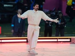 El Cervantes en EU y la RAE reconocen la labor de Bad Bunny difundiendo el español