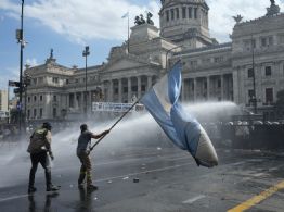 El Senado argentino aprueba la reforma laboral de Milei en medio de protestas; al menos 15 detenidos