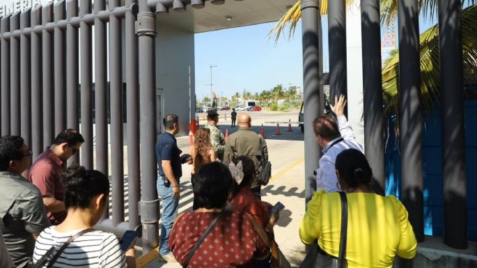 Padres recorren refinería en Dos Bocas tras llamado de Sheinbaum; mantienen exigencia de reubicación