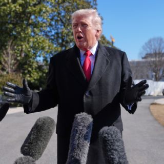 Trump indulta a cinco exjugadores de la NFL por delitos que van desde perjurio hasta narcotráfico