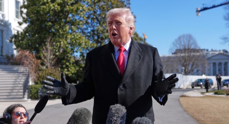 Trump indulta a cinco exjugadores de la NFL por delitos que van desde perjurio hasta narcotráfico