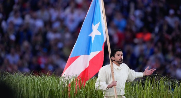 Bad Bunny es reconocido por Academia Puertorriqueña de la Lengua Española