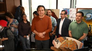 Marx Arriaga se mantiene atrincherado en su oficina de la SEP y lo transmite en vivo