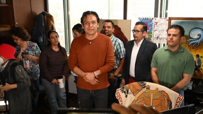 Marx Arriaga se mantiene atrincherado en su oficina de la SEP y lo transmite en vivo