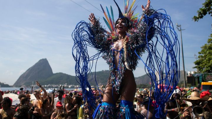 Policías con máscaras de “La casa de papel” detienen a ladrones de celulares en Carnaval de Río