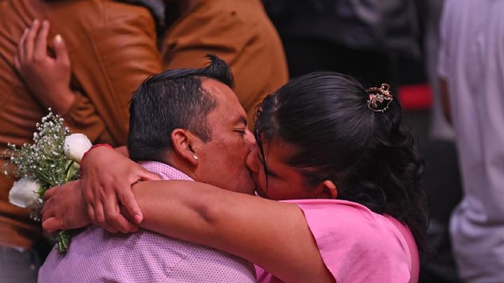 Más de dos mil parejas celebran el 14 de febrero casándose en boda colectiva de la CDMX