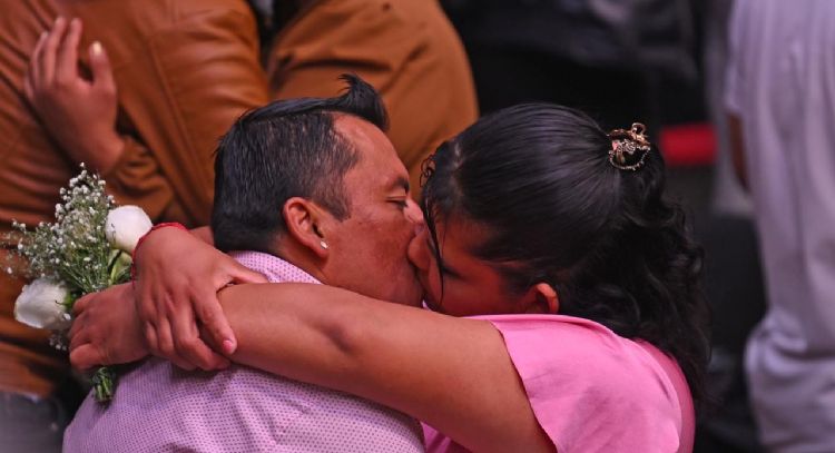 Más de dos mil parejas celebran el 14 de febrero casándose en boda colectiva de la CDMX