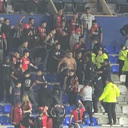 Se enfrentan aficionados del Atlas y elementos de seguridad en el partido Pachuca vs Atlas (Video)