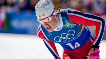 Noruego Johannes Hoesflot Klaebo gana novena medalla de oro en esquí de fondo; rompe récord