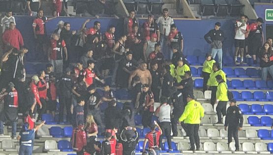Se enfrentan aficionados del Atlas y elementos de seguridad en el partido Pachuca vs Atlas (Video)