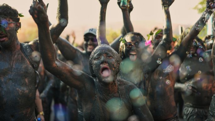 Olvida a la brillantina, la fiesta del carnaval en Paraty, Brasil, gira en torno al barro