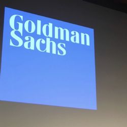 Goldman Sachs dejará de valorar la raza u orientación sexual de los candidatos a su consejo