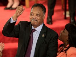 El reverendo Jesse Jackson, quien lideró el Movimiento por los Derechos Civiles, muere a los 84 años