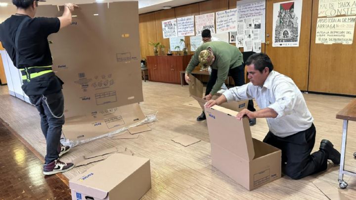 Marx Arriaga sigue atrincherado en oficina de la SEP; insiste en que espera notificación (Video)