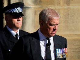 Policía registra la antigua mansión del expríncipe Andrés de Inglaterra un día después de su arresto