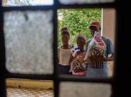 Ciudadanos cubanos agradecen a México la entrega de alimentos mientras la crisis se agrava