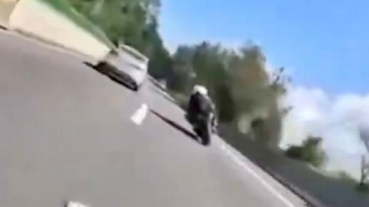 Momento en el que un motociclista choca y cae en la autopista México-Cuernavaca (Video)