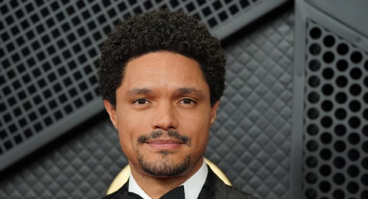 Trump amenaza con demandar al presentador de los Grammy por vincularlo a Epstein