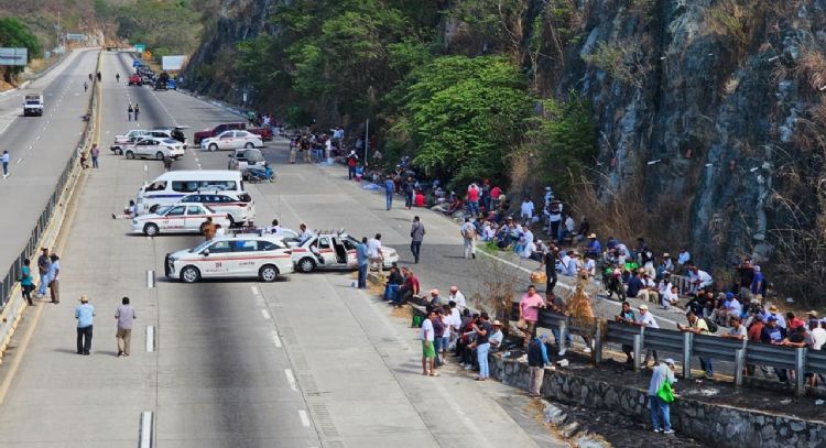 Levantan bloqueo en la Autopista del Sol tras acordar una mesa de diálogo