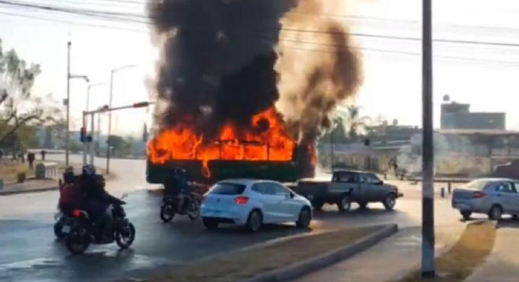Reportan al menos 20 narcobloqueos en los límites de Michoacán con los estados de Jalisco y Colima