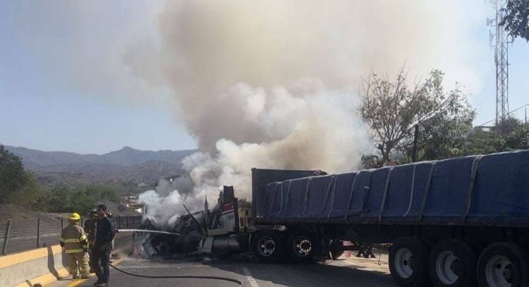 Hombres armados quemaron un tráiler y un camión en la zona urbana del puerto de Acapulco (Video)