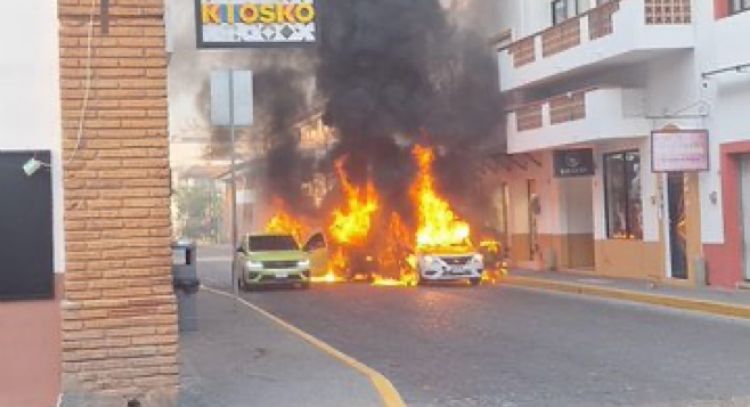 En Michoacán cancelan salidas de autobuses por bloqueos del CJNG; gobierno instala mesa de seguridad