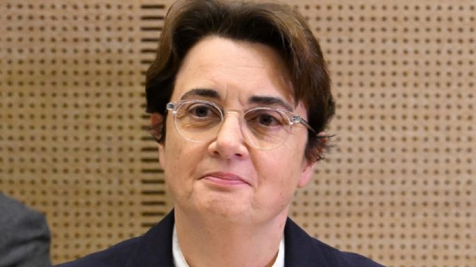 Directora del Museo del Louvre renuncia tras el robo de joyas en París