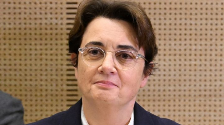 Directora del Museo del Louvre renuncia tras el robo de joyas en París