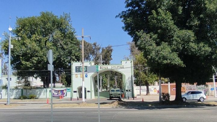 Evacúan reporteros por amenaza de ataque en la XV Zona Militar tras ceremonia por Día de la Bandera