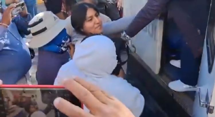 Habitantes de San Agustín Amatengo raptan a su alcaldesa en pleno Congreso de Oaxaca (Video)