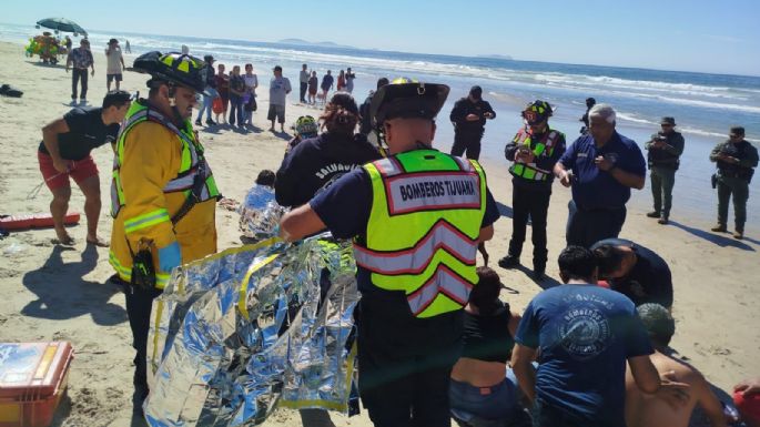 Familia que intentó cruzar de Tijuana a EU es arrastrada por el mar