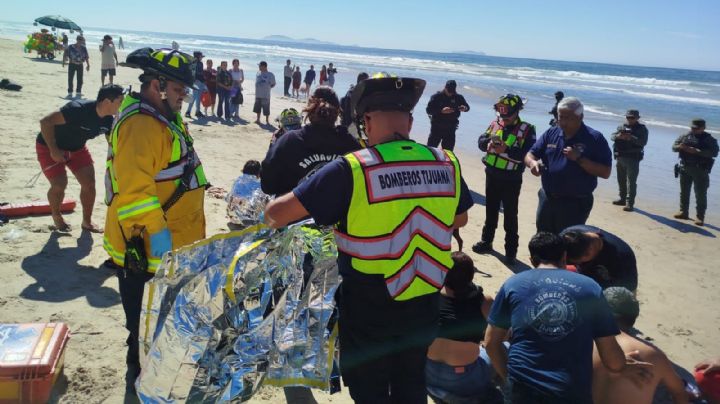 Familia que intentó cruzar de Tijuana a EU es arrastrada por el mar