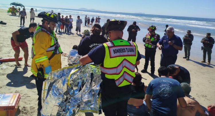 Familia que intentó cruzar de Tijuana a EU es arrastrada por el mar